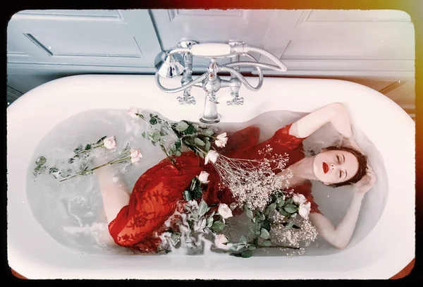Νεαρή γυναίκα στο μπάνιο με λουλούδια — Φωτογραφία Αρχείου