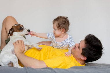 evde küçük bir bebekle oynarken baba.