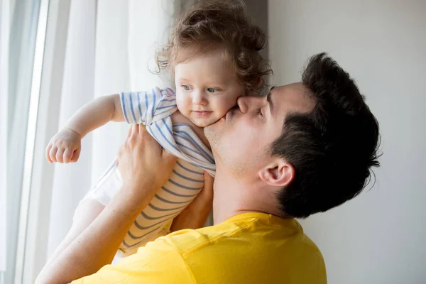 Ojciec, grając z małe dziecko w domu. — Zdjęcie stockowe