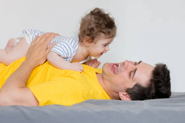 Padre jugando con un pequeño bebé en casa . —  Fotos de Stock