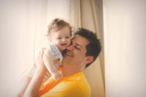 Père jouer avec un petit bébé à la maison . — Photo