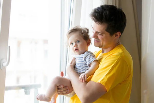 Père jouer avec un petit bébé à la maison . — Photo