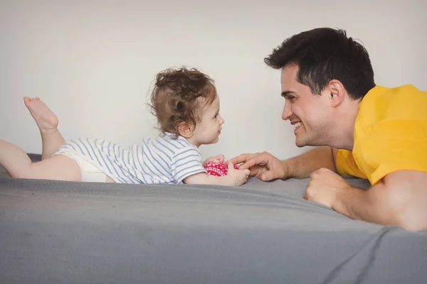 Padre jugando con un pequeño bebé en casa . —  Fotos de Stock