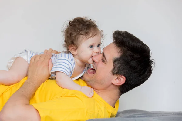 Padre jugando con un pequeño bebé en casa . —  Fotos de Stock