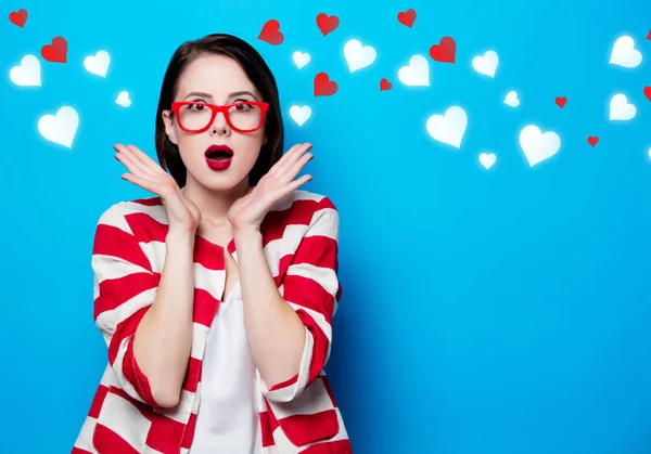 Joven mujer sorprendida con corazones — Foto de Stock