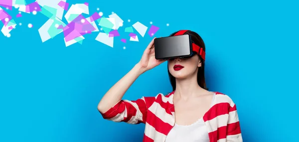 Vrouw met virtuele realiteit gadget — Stockfoto