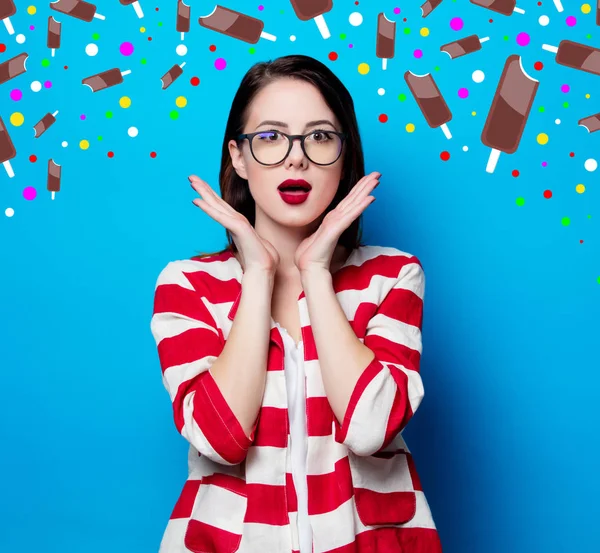 Femme surprise avec de la glace au chocolat — Photo