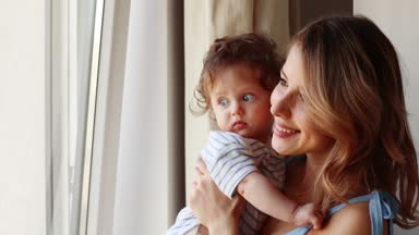 genç anne ve küçük bir çocuk