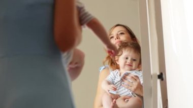 Anne ve küçük bir çocuğun yanında bir ayna