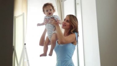 genç anne ve küçük bir çocuk