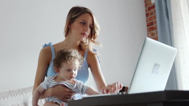 Mujer de negocios con un niño que trabaja con la computadora — Vídeos de Stock