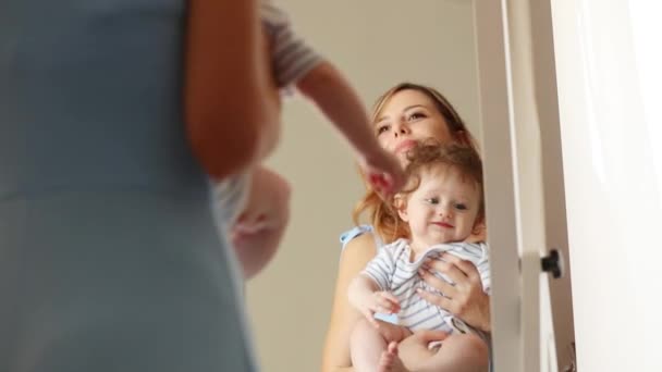Μητέρα και ένα μικρό παιδί κοντά σε έναν καθρέφτη — Αρχείο Βίντεο