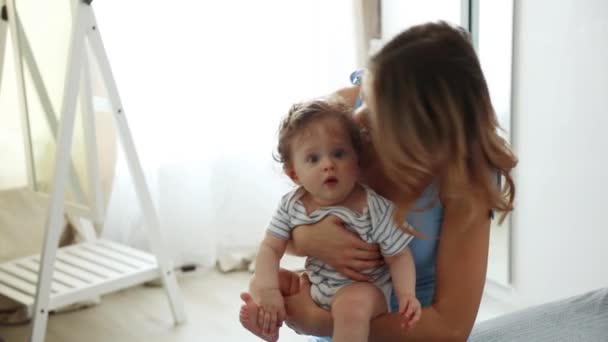 Jonge moeder en een klein kind — Stockvideo