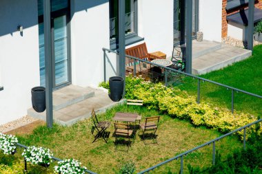 Balkon ve çim çiçekli