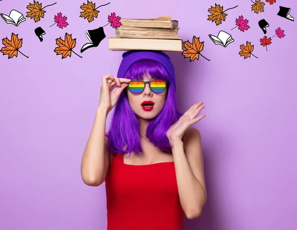 Ragazza con capelli viola e libri — Foto Stock