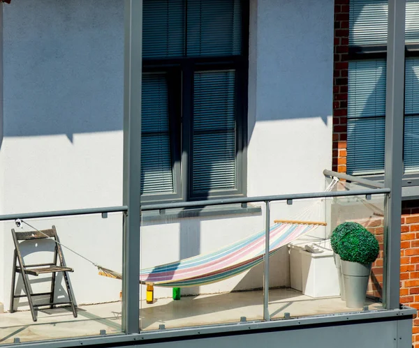 Şehirde bina çatı balkon — Stok fotoğraf