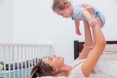 7 ay önce küçük oğlu ile Genç Anne