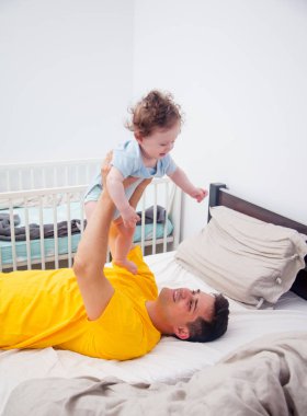 7 ay önce küçük oğlu ile genç baba