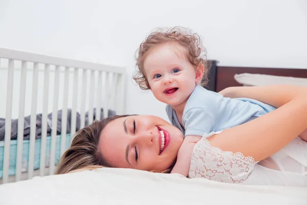 Jovem mãe com seu filho pequeno de 7 meses — Fotografia de Stock
