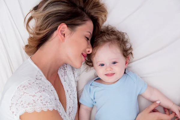 Jovem mãe com seu filho pequeno de 7 meses — Fotografia de Stock