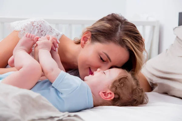 Jeune mère avec son petit fils de 7 mois — Photo