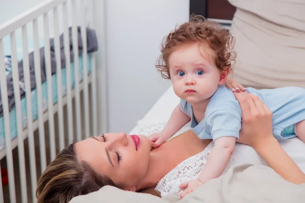 Jeune mère avec son petit fils de 7 mois — Photo