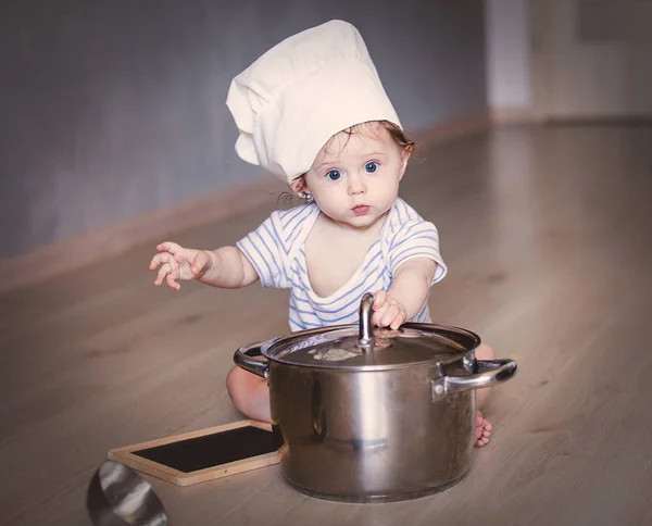 Kind Jongetje Chef Kok Hoed Een Vloer Met Pot Pollepel — Stockfoto