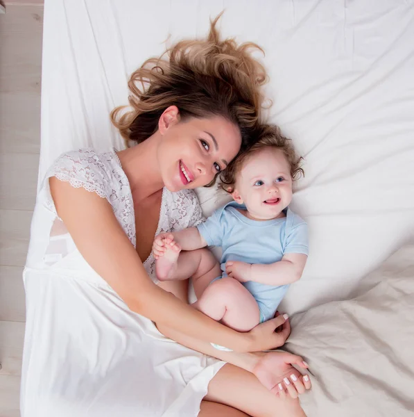 Jovem mãe com seu filho pequeno de 7 meses — Fotografia de Stock