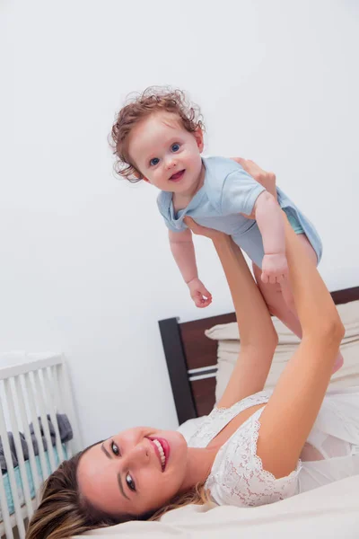 Jovem mãe com seu filho pequeno de 7 meses — Fotografia de Stock