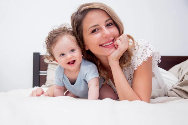 Молода мати зі своїм 7-місячним маленьким сином — стокове фото