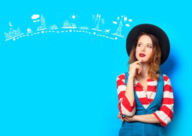 seyahat güzergahı ile genç gülümseyen Kızıl saçlı kadın