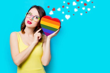 yürekleri kutusuyla genç kadın