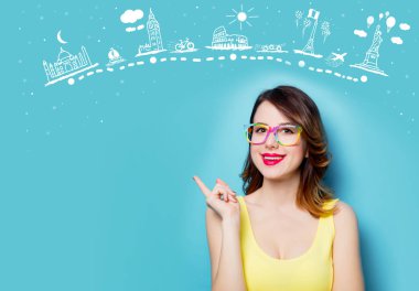 seyahat güzergahı ile gözlüklü genç gülümseyen kadın