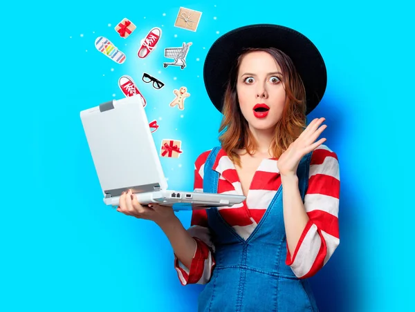 Kadın beyaz dizüstü bilgisayar ile ve giysileri ile — Stok fotoğraf