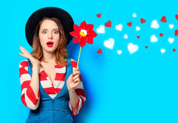 Kvinna med röd vindsnurra med hjärtan — Stockfoto