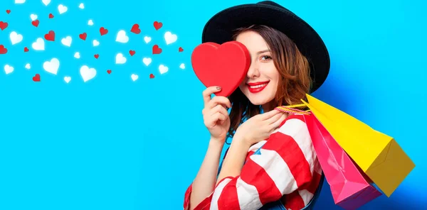 Mujer con forma de corazón juguete y bolsas de compras —  Fotos de Stock