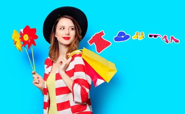 Mujer con volantes y bolsas de compras y con regalos —  Fotos de Stock