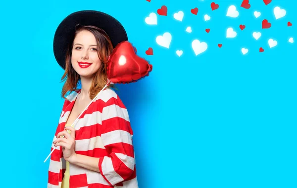 Donna con giocattolo a forma di cuore con cuori — Foto Stock