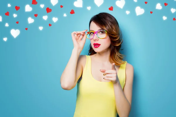 Joven sorprendida mujer en gafas con corazones — Foto de Stock