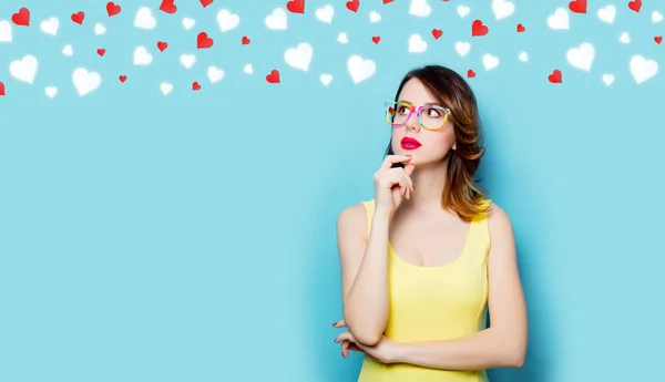 Mujer joven en gafas con corazones — Foto de Stock