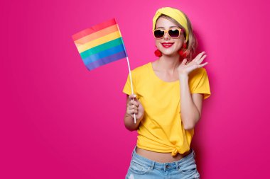 Kız holding büyük Lgbt bayrak