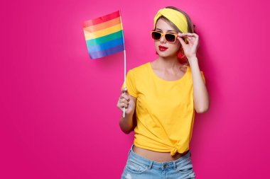 Kız holding büyük Lgbt bayrak