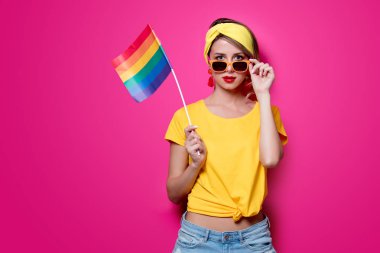 Kız holding büyük Lgbt bayrak
