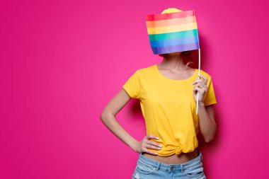 Kız holding büyük Lgbt bayrak