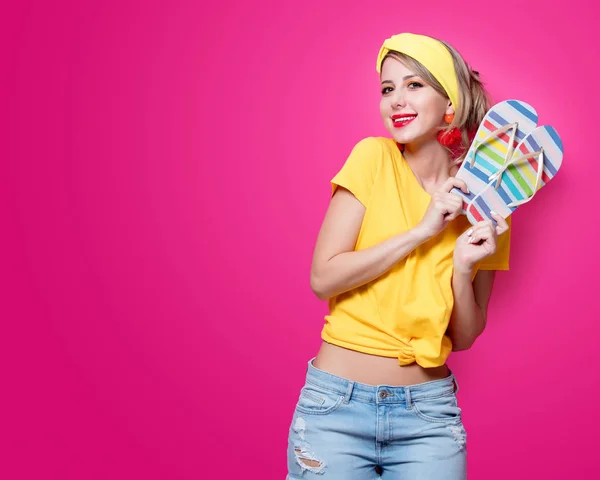 Девушка держит сандалии летние шлепанцы — стоковое фото