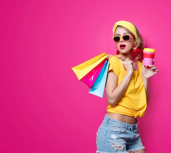 Chica sosteniendo bolsas de compras y taza de café —  Fotos de Stock