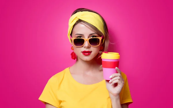 Chica sosteniendo una taza de café rojo — Foto de Stock