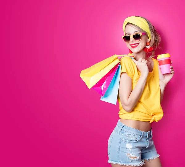 Menina segurando sacos de compras e xícara de café — Fotografia de Stock