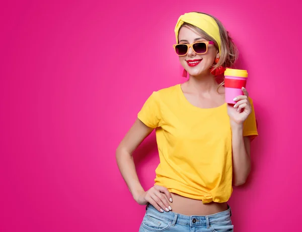 Mädchen mit einer roten Tasse Kaffee — Stockfoto