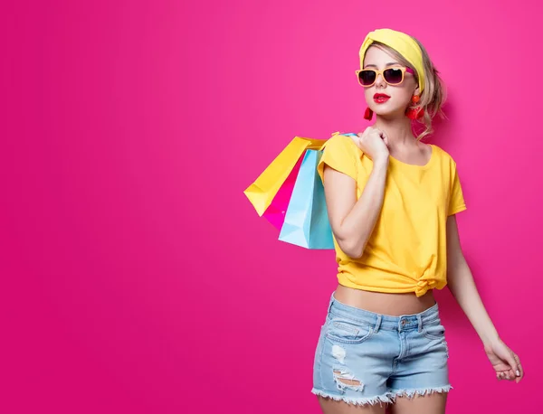 Chica sosteniendo un colorido bolsas — Foto de Stock